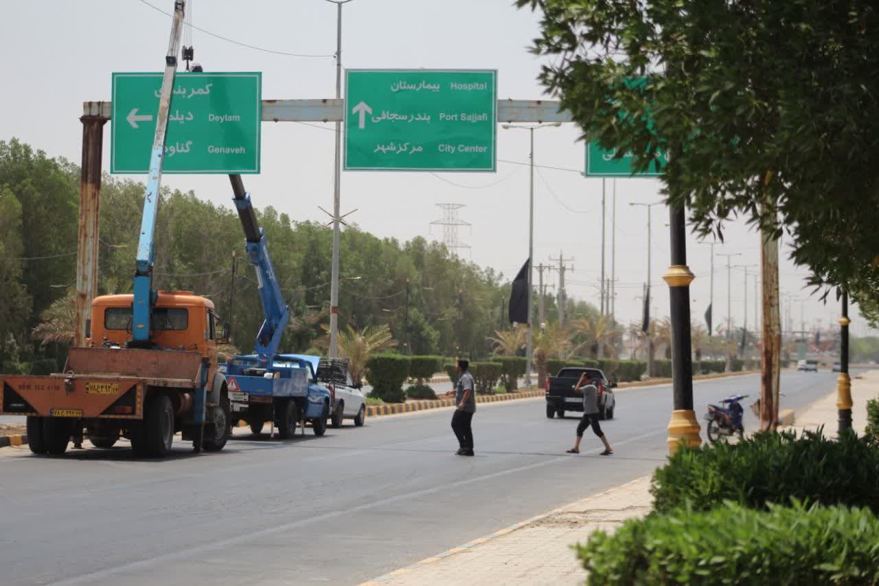 اجرای عملیات نصب تابلوهای راهنمایی در ورودی هندیجان از سمت ماهشهر توسط واحد زیباسازی شهرداری