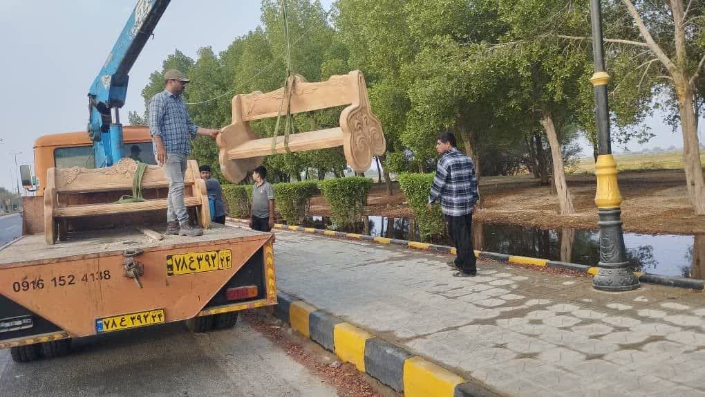 نصب نیمکت‌های پیاده رو ورودی هندیجان از سمت ماهشهر