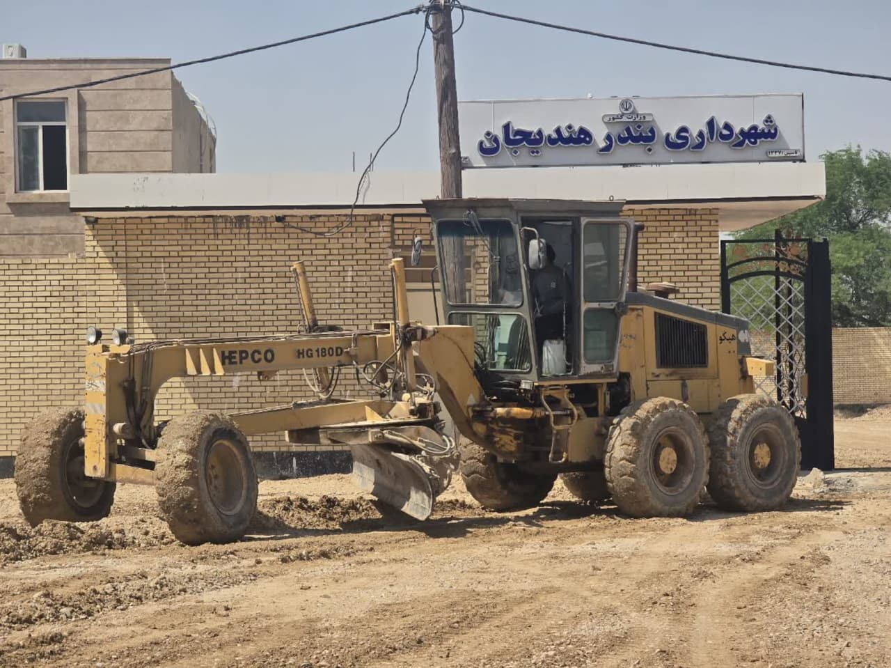 محوطه‌سازی و آماده‌سازی ساختمان اداری جدید شهرداری هندیجان