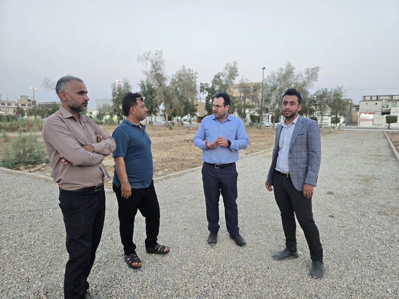 بازدید میدانی شهردار و رئیس شورای اسلامی شهر هندیجان از محل احداث فاز نخست پارک ۱۸ فروردین هندیجان