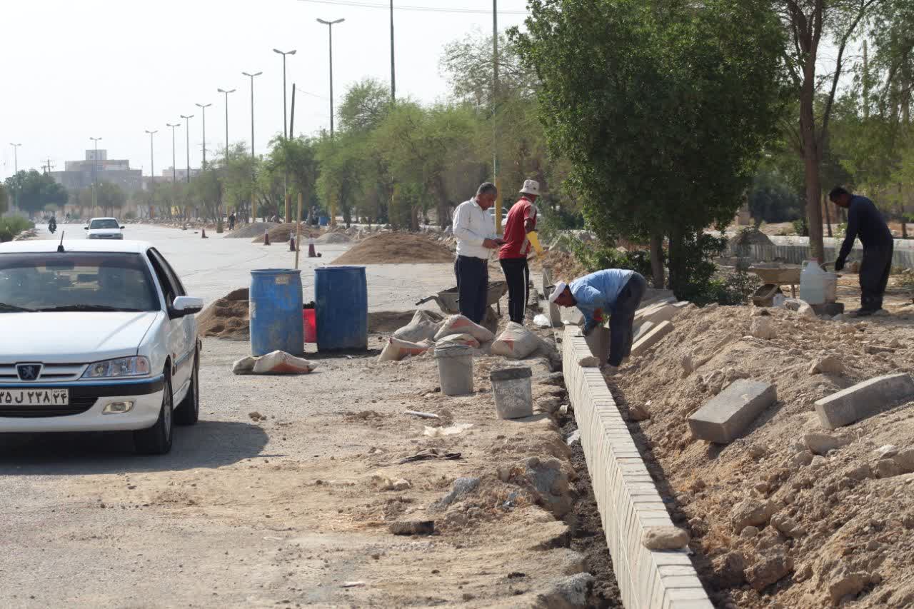 تداوم عملیات جدول‌گذاری در بلوار شهید سلیمانی هندیجان برای ساماندهی و زیباسازی شهری